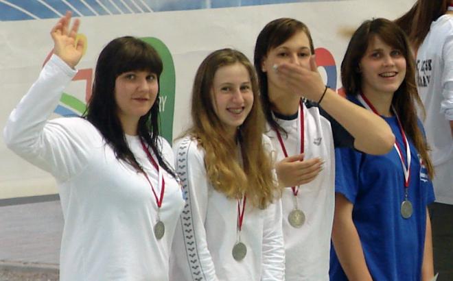 Gorzowskie medalistki na podium w Olsztynie.Stoją od lewej strony: A. Porzelska, K. Cichowska, M. Olczak i P. Zachoszcz.             Foto: J. Nowak