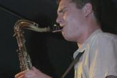 Młody jazzman pnie się w górę