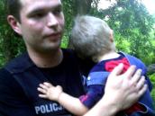 Zagubione dziecko nad wodą