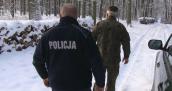 Policjanci z leśnikami głęboko w lesie