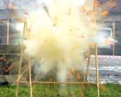 Rzucił petardę w kierunku ludzi