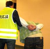 Poszukiwany ukrył się w szafce na buty