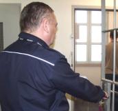 Bijąc i dusząc zmusił do oddania towaru