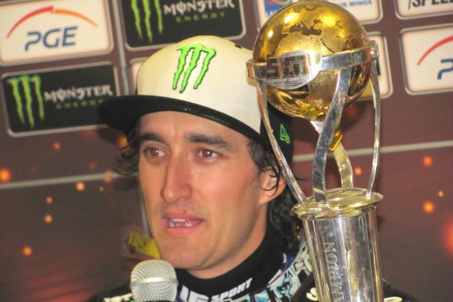 Chris Holder z pucharem za zdobycie mistrzostwa świata w 2012 roku