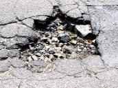 Uwaga na drogowe pułapki na ul. Walczaka!