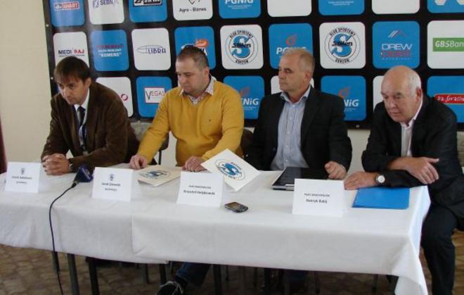 Siedzą od lewej: Leszek Sokołowski, Jacek Ziemecki, Krzysztof Gołębiowski i Henryk Babij