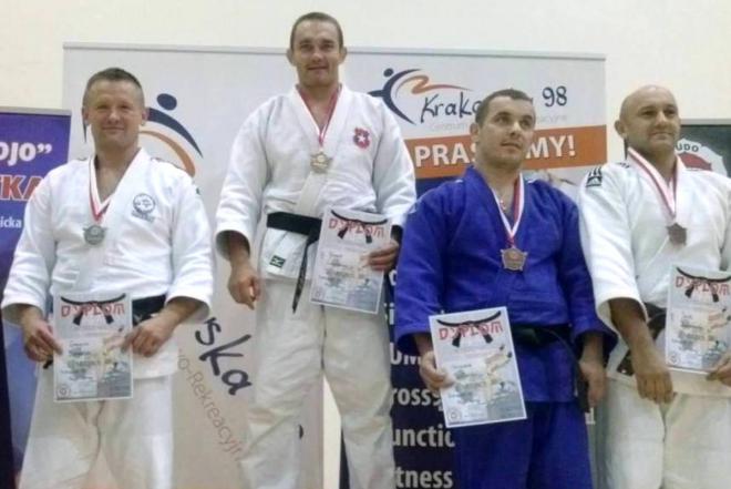 Grzegorz Biegański (pierwszy z lewej) na drugim stopniu podium w Sobótce