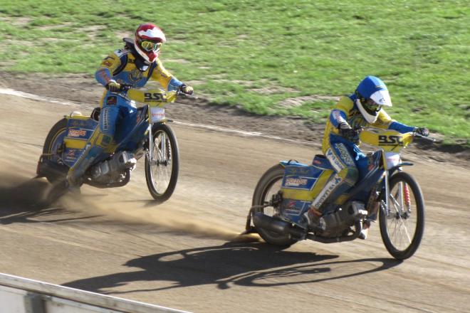 Dwaj najlepsi zawodnicy MIMO - Adrian Cyfer (kask czerwony) i Łukasz Kaczmarek