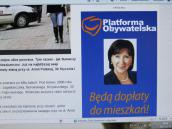 Na zdjęciu pod partyjnym szyldem