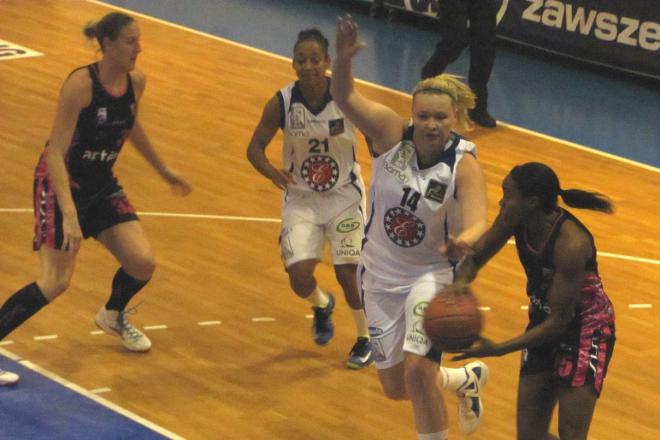 Sharnee Zoll (nr 21) i Izabela Piekarska (14) poprowadziły dzisiaj gorzowianki do zwycięstwa