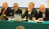 Szarpanie, kombinowanie i liczenie na kolanach
