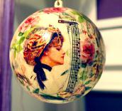 Najpopularniejsza ozdoba choinkowa – bombka. Skąd się wzięła?