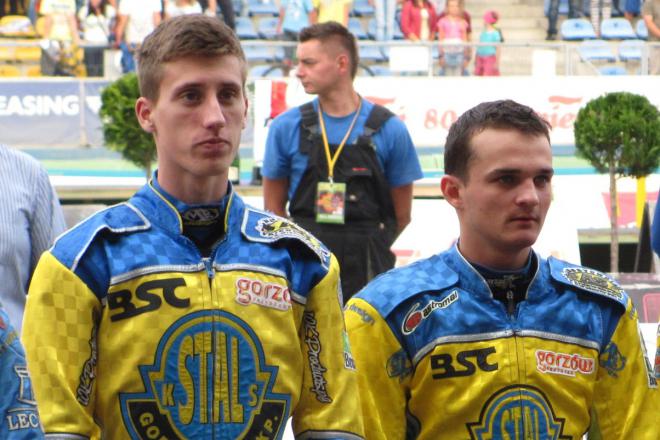 Adrian Cyfer (z lewej) powalczy o awans do IMŚ juniorów, Bartosz Zmarzlik już może zapomnieć o tych zawodach