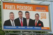 Wymachuje szablą i prawi o winie oraz cygarach