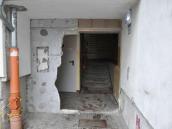 Jazda BMW zakończona klatce schodowej