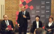 Premier D. Tusk z szalikiem gorzowskiej Stali