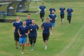 Pierwszy trening piłkarzy Stilonu w strugach deszczu