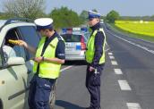 Policjanci kontrolują kierujących i wyłapują nietrzeźwych