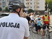 Policjanci na rowerach z miłośnikami dwóch kółek