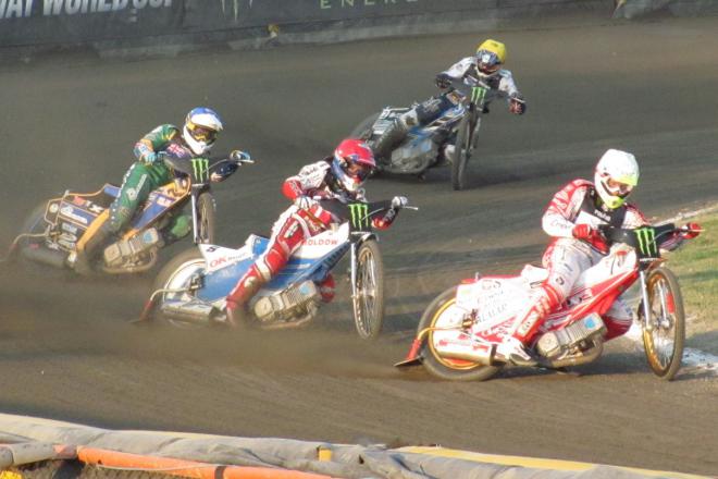 W IV wyścigu Krzysztof Kasprzak (na czele) pokonał Nicki Pedersena (kask czerwony), Jasona Doyle'a (niebieski) i Danny Kinga