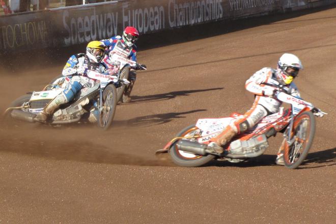 Emil Sajfutdinow jedzie po wygraną w Holsted. Za nim Peter Kildemand i Martin Vaculik