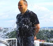 Dlaczego ludzie znani oblewają się zaraźliwie zimną wodą