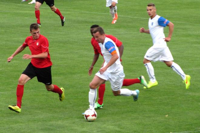 Łukasz Maliszewski (z piłką) znów wykazał się piłkarskim kunsztem i to po jego podaniu Konrad Ziajka strzelił gola na wagę kompletu punktów