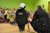 Przedszkolaki poznają policyjną pracę