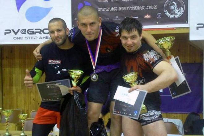 Najlepsi w kategorii Open +85 kg. Na najwyższym stopniu podium Mikołaj Dobrołowicz, a z prawej Mateusz Donajski