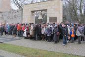 Upamiętnili przeszłość i uderzyli w Dzwon Pokoju