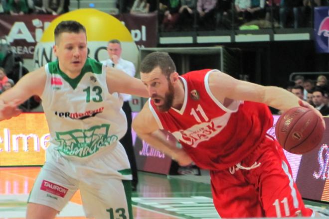 Jakub Dłoniak w jednej z ofensywnych akcji. Przeszkadzać próbuje mu Kamil Chanas