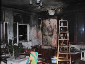 Policjanci ratują starszą kobietę z pożaru