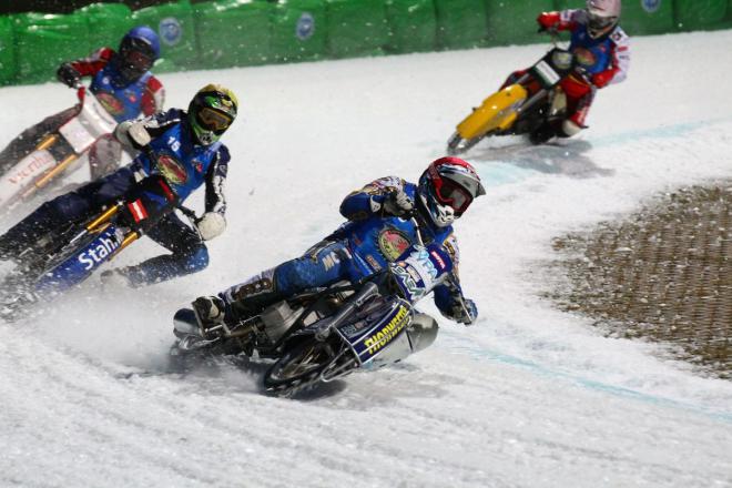 Wyścigi motocyklowe na lodzie są bardzo widowiskowe...
