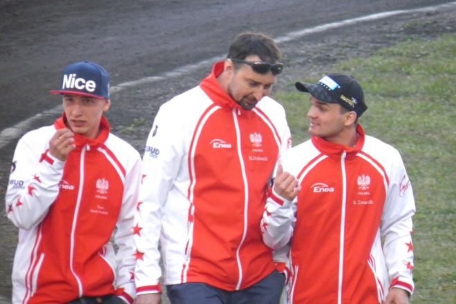 Bartosz Zmarzlik (z prawej) wraz z Piotren Pawlickim (z lewej) i trenerem Rafałem Dobruckim tuż przed zawodami długo dyskutowali na temat jakości toru