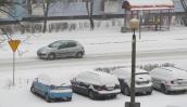 Śnieg padał i padał, a samochody jechały… robiąc lód