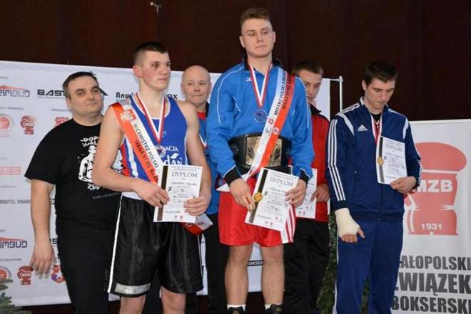 Kamil Offman na najwyższym stopniu podium w Krakowie. Za nim trener Grzegorz Swadowski