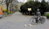 A może być zielony i urokliwy deptak wiodący do parku