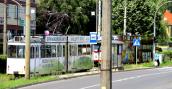 Jadą wozy pstrokate i zapaćkane zwane u nas tramwajami…