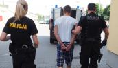 Poszukiwany trzema listami gończymi w rękach strzeleckich policjantów