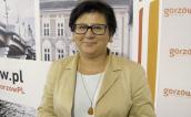 Mamy dają kanapki i dzieci spędzają czas na basenie