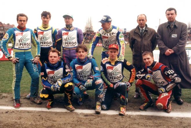 Wicemistrzowie Polski z 1997 roku. Stoją od lewej: Sylwester Moskwiak, Mariusz Staszewski, Piotr Świst, Tony Rickardsson, Zenon Plech, Les Gondor. Klęczą od lewej: Paweł Nizioł, Robert Flis, Piotr Paluch i Tomasz Bajerski