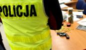 Kolejne zatrzymane osoby, zabezpieczone narkotyki i broń