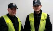 Policjanci wezwani na interwencję wyręczyli strażaków  