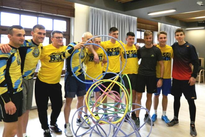 Gorzowscy żużlowcy przygotowywali się do sezonu m.in. na obozie w Karpaczu. Stoją od lewej: Bartosz Zmarzlik, Martin Vaculik, trener Stanisław Chomski, Krzysztof Kasprzak, Rafał Karczmarz, Hubert Czerniawski, Alan Szczotka, Niels K. Iversen, Kamil Nowacki