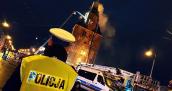 Policjanci zabezpieczają teren i kierują ruchem przy katedrze