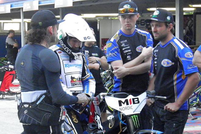 Tai Woffinden (z lewej) zdominował Grand Prix w Gorzowie, a Jason Doyle (na motocyklu) powrócił na fotel lidera mistrzostw