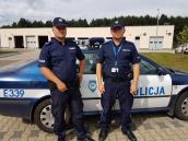 Dzielnicowi wspinali się po balkonach, by pomóc staruszce