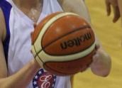 Sportowa niedziela. Koszykarki i piłkarze w akcji