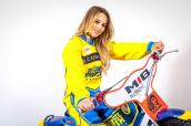 Finalistka Miss Polonia prezentuje nowe kevlary żużlowców