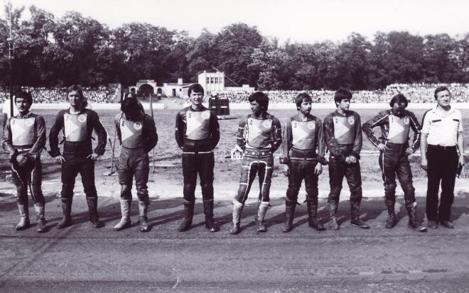 Gorzowska Stal przed derbami w Zielonej Górze w 1982 roku. Stoją od lewej : K. Okupski, M. Woźniak, R. Fabiszewski , B. Nowak, E. Jancarz, St. Racięda,  J. Rembas i J. Szabłowski
